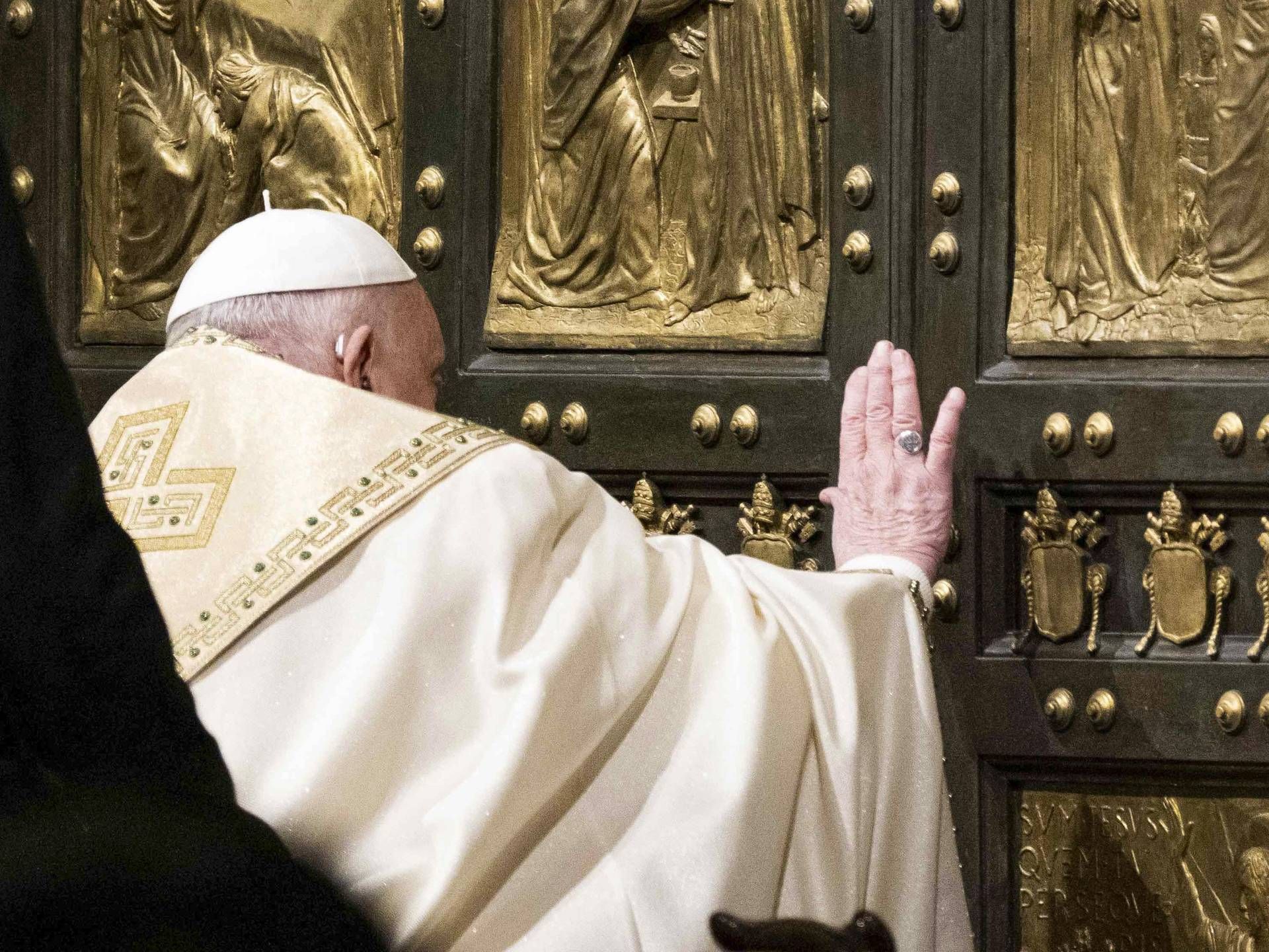 Papa Francesco apre la porta santa della Basilica di san Pietro e dà il via al Giubileo della Speranza nel 2025