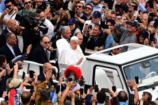 Pasqua, Papa Francesco sulla papamobile in piazza San Pietro