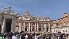 Papa Francesco è morto, a San Pietro i rintocchi delle campane in segno di lutto - Video