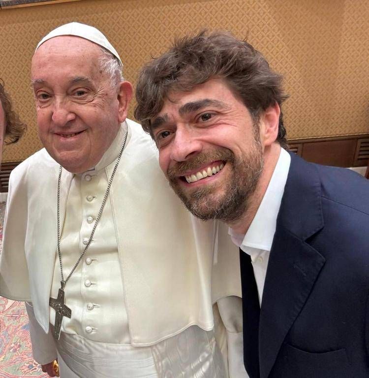 Papa Francesco accanto all'attore Giovanni Scifoni