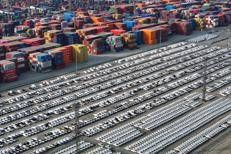 Cina, auto al porto in attesa di essere esportate - Fotogramma /Ipa