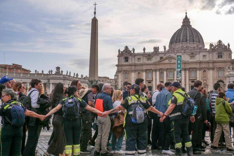 Papa Francesco, file anche nella notte: San Pietro torna a riempirsi