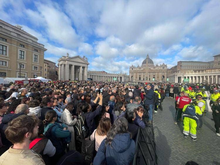 Folla a San Pietro - (Adnkronos) Folla a San Pietro - (Adnkronos)
