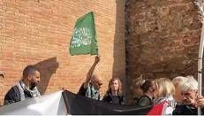 Il tentativo di issare la bandiera di Hamas 