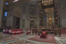 Francesco, il rito della chiusura della bara del Papa: le immagini