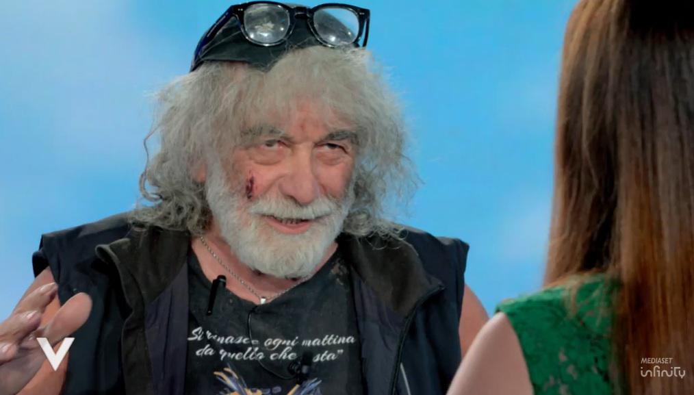 Verissimo'da Mauro Corona, testere ile yara ve alkol için ehliyet çekildi