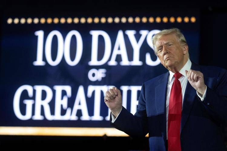 Trump, comizio-show per i primi 100 giorni: "I migliori di sempre, nessun presidente come me" Trump, comizio-show per i primi 100 giorni: "I migliori di sempre, nessun presidente come me"