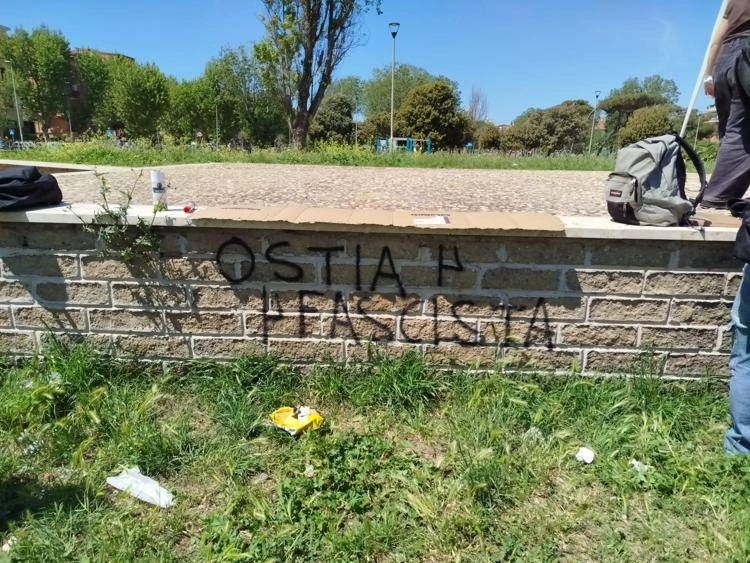 Scritte contro Resistenza lungo percorso manifestazione studentesca antifascista, lo sdegno del minisindaco