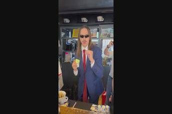 Tommy Cash show a Milano, serve caffè espresso: