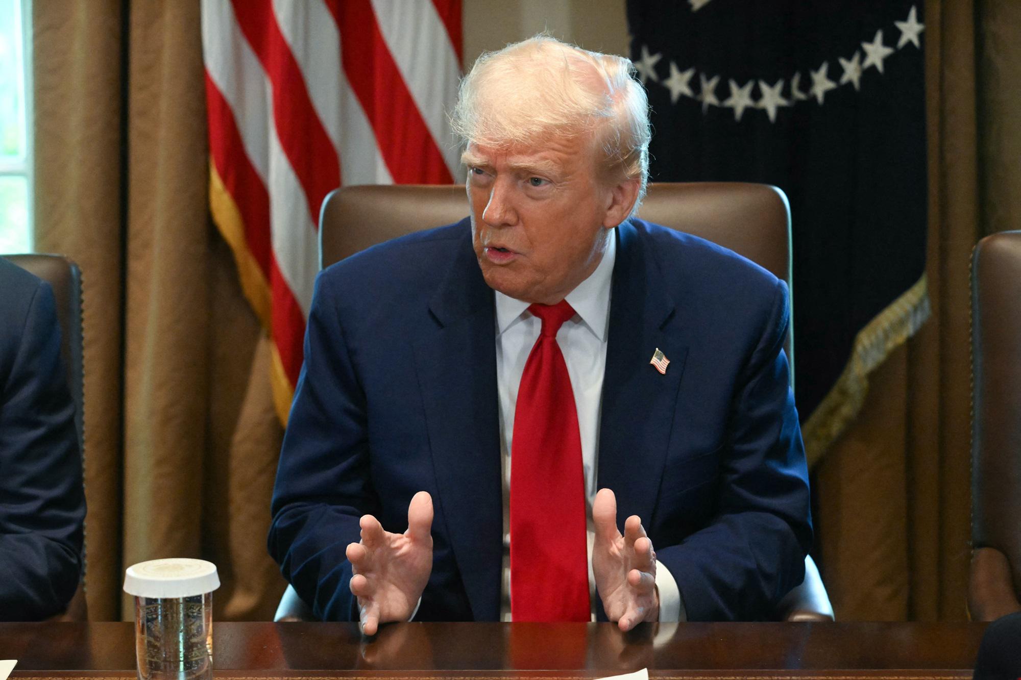 Teknik durgunluğun eşiğinde kullanın, Trump iyimserliği gösteriyor ve Biden'i suçluyor