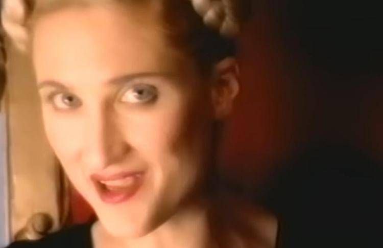 Jill Sobule nel video del brano 'I Kiessed a Girl' - Jill Sobule /Youtube