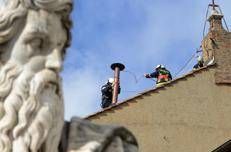 Conclave, vigili del fuoco sul tetto della Cappella Sistina per montare il comignolo - Fotogramma /Ipa