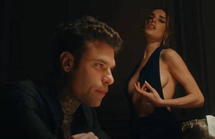 'Scelte stupide', fuori il nuovo singolo di Fedez e Clara - Video