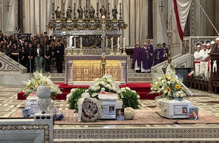 Ragazzi uccisi a Monreale, dolore e applausi ai funerali di Salvo, Andrea e Massimo