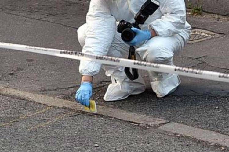 Parma, grave donna accoltellata dal marito davanti ai figli: lui scappa e si schianta con l'auto