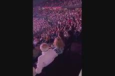 Jovanotti, c'è Renato Zero al concerto: l'omaggio del Palaeur - Video