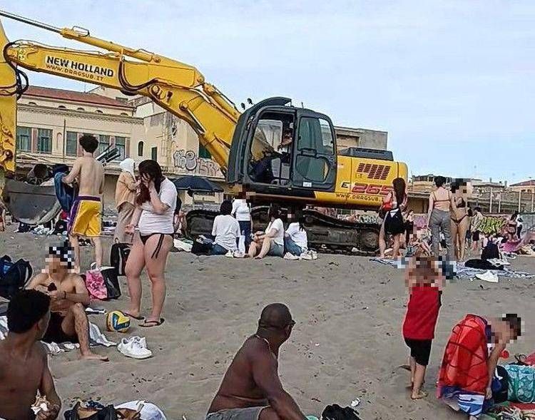 Ostia, "ruspa tra i bagnanti in spiaggia, inaccettabile": la denuncia