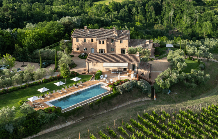 Emma Villas, affitti brevi ville lusso in frenata, stranieri se le comprano
