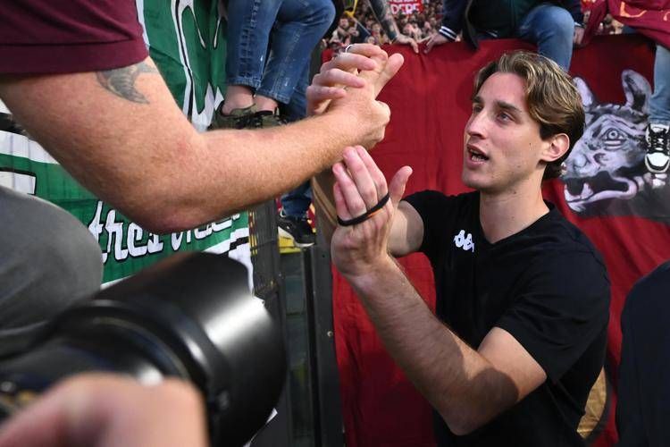 Roma-Fiorentina, Bove in lacrime per l'abbraccio della Curva Sud - Video