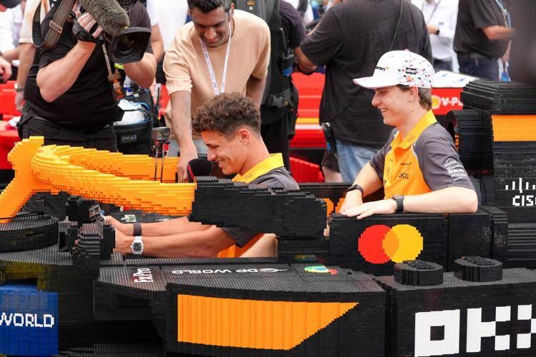 Formula 1, piloti in pista con macchine di... Lego. E pezzi di McLaren volano via - Video