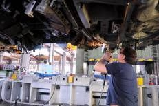 ATTREZZERIA PAGANELLI, I DIPENDENTI DIVENTANO SOCI DELL'AZIENDA, IMPRESE CHE STAVA FALLENDO MA GRAZIE AI DIPENDENTI CHE CON IL LORO TFR HANNO GARANTITO ALLE BANCHE, LA FABBRICA SI SALVA (Gianpietro Malosio / Fotogramma, CINISELLO BALSAMO - 2011-04-05) p.s. la foto e' utilizzabile nel rispetto del contesto in cui e' stata scattata, e senza intento diffamatorio del decoro delle persone rappresentate - FOTOGRAMMA