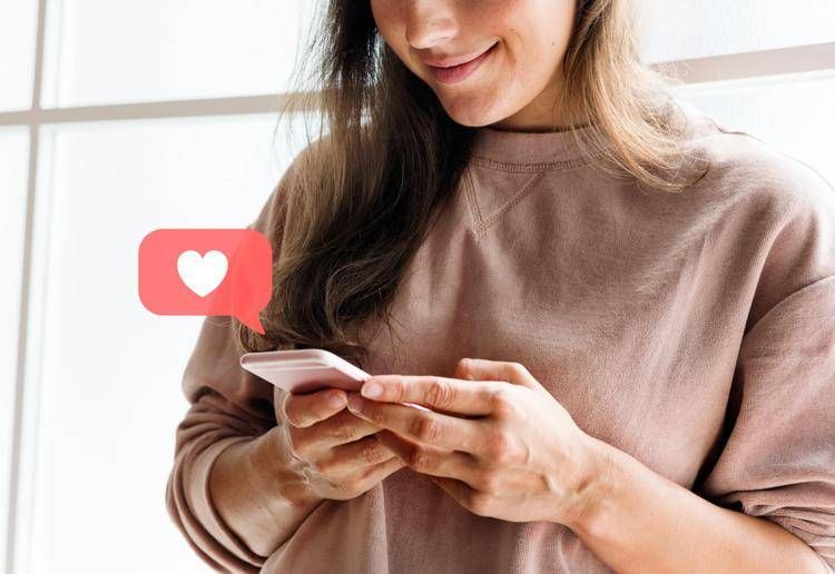 Donna usa i social dallo smartphone - 

