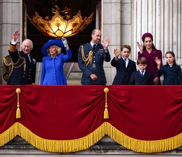 Re Carlo, la regina Camilla, i principi William e Kate e i loro figli nel balcone di Buckingham Palace (Afp)