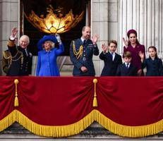 Re Carlo, la regina Camilla, i principi William e Kate e i loro figli nel balcone di Buckingham Palace (Afp)