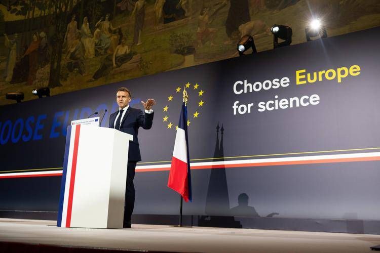 Macron ai ricercatori Usa: "Scegliete l'Europa". Ma la chiamata irrita Roma