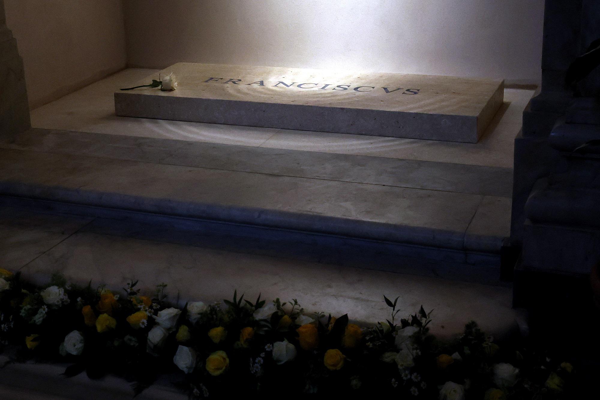 Mezar'a özel bir ziyarette Papa Francis, Mattarella