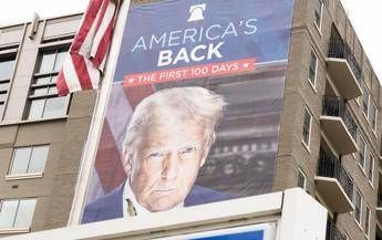 Trump lancia l'auto-deportazione, mille dollari a migranti per lasciare gli U