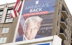 Donald Trump in un manifesto per i primi 100 giorni di governo - Afp