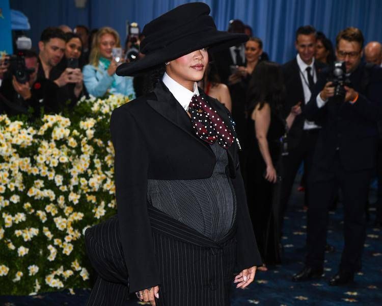 Rihanna incinta, l'annuncio con pancione al Met Gala