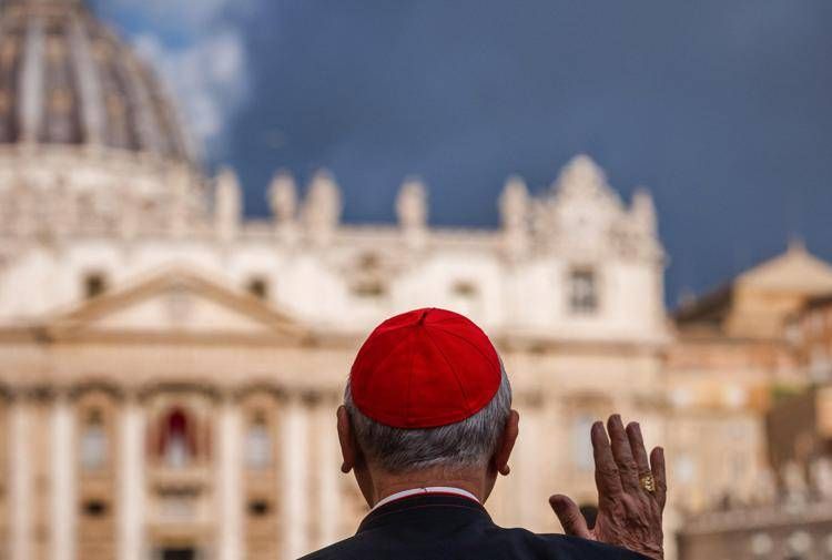 Un cardinale davanti a San Pietro
