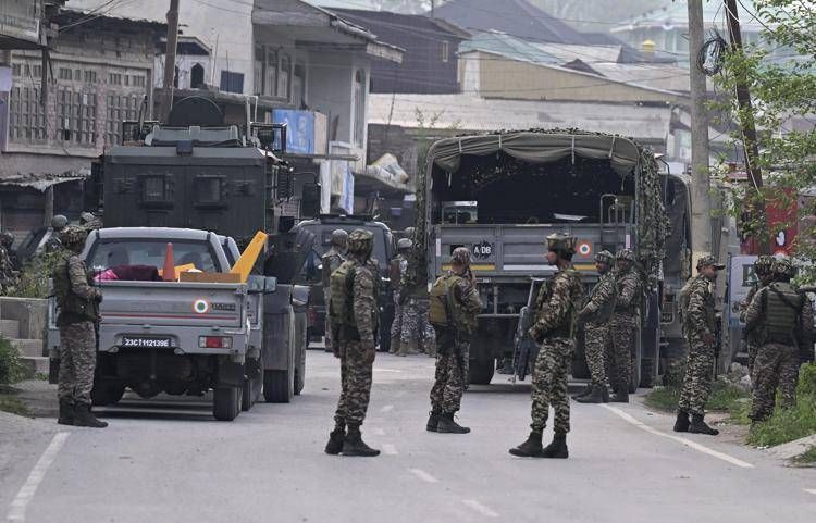India attacca il Pakistan, "raid contro siti terroristici": 26 morti