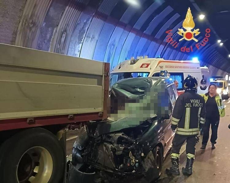 Scontro tra camion e auto sulla statale 'Dei Due Mari', due morti nel Catanzarese