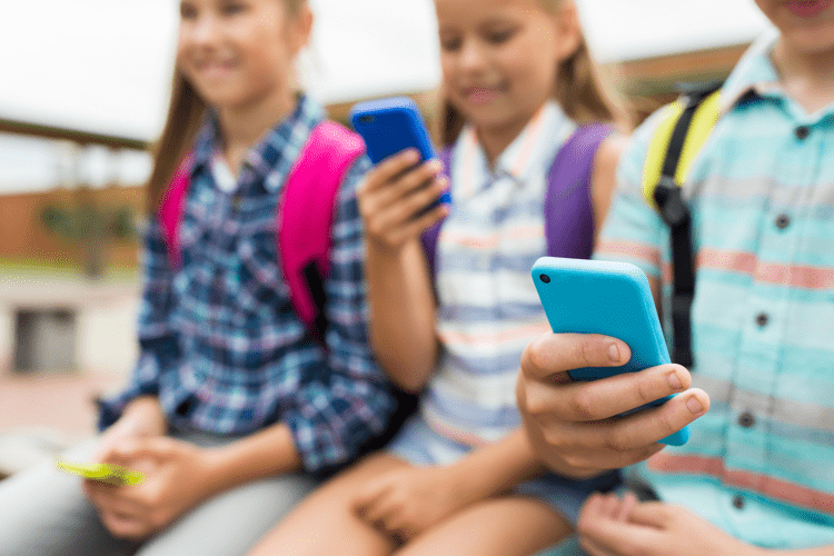 Bambini con il cellulare 