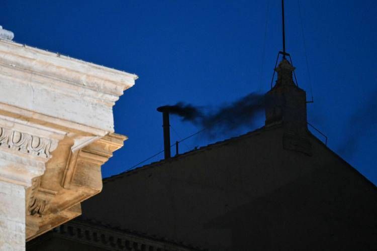 Il fumo nero dal comignolo della Sistina (Afp)