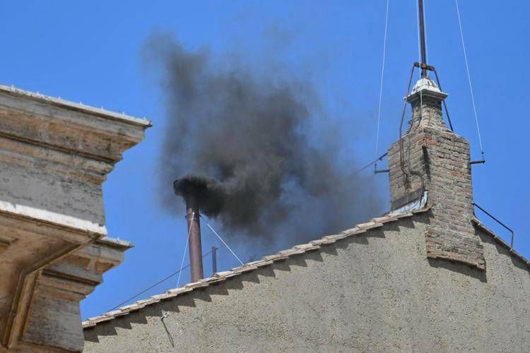 Conclave, secondo giorno di votazioni: nuova fumata nera