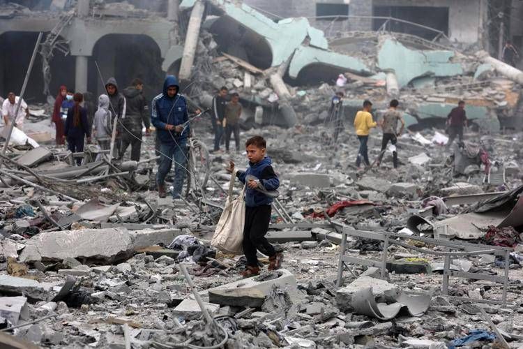 Sfollati a Gaza tra le macerie - Afp