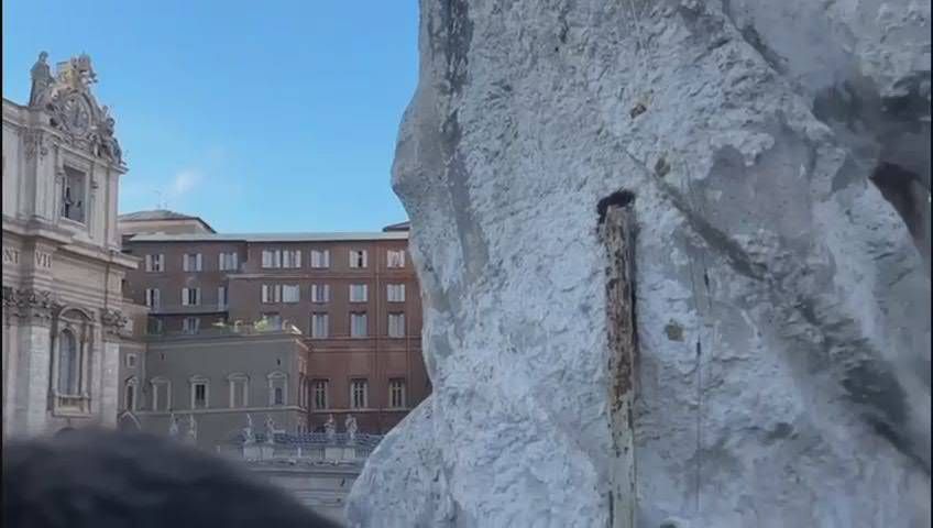 Fumata bianca, eletto il nuovo Papa: le campane e la festa a San Pietro - Video