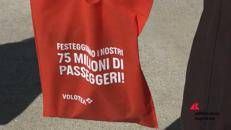 Record e cifre da primato: Volotea festeggia a Olbia i 75 milioni di passeggeri con il tappeto più grande del mondo.