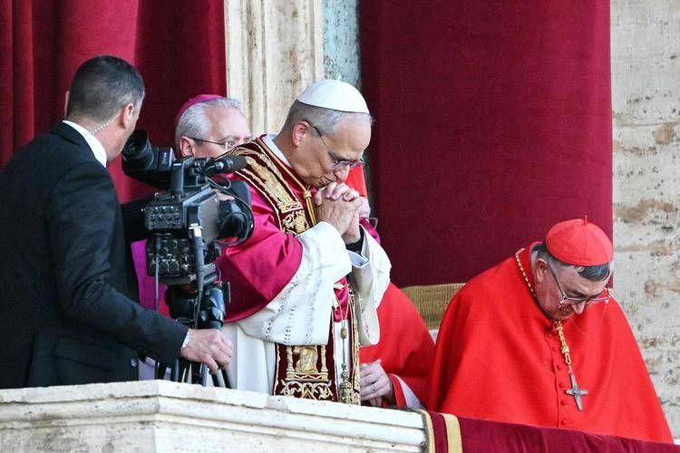 "Pace disarmata e disarmante", il primo discorso di Leone XIV
