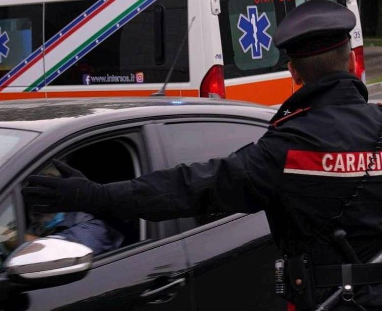 Napoli, accoltella la moglie e si barrica in casa con i figli: arrestato