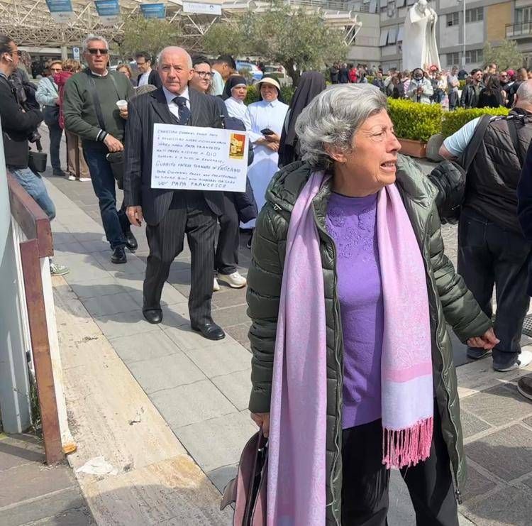 Carmela, la signora che portava i fiori gialli a Papa Francesco: 