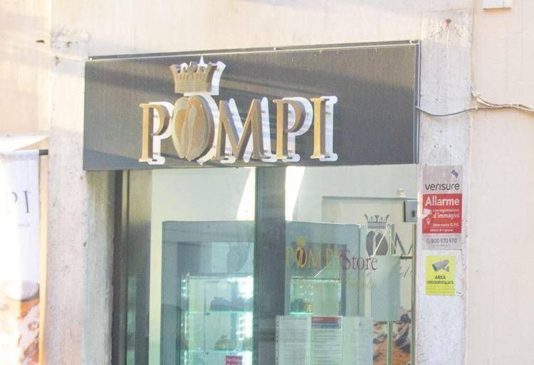Roma, estorsioni e minacce al 're del tiramisù' Pompi: arrestato il cognato