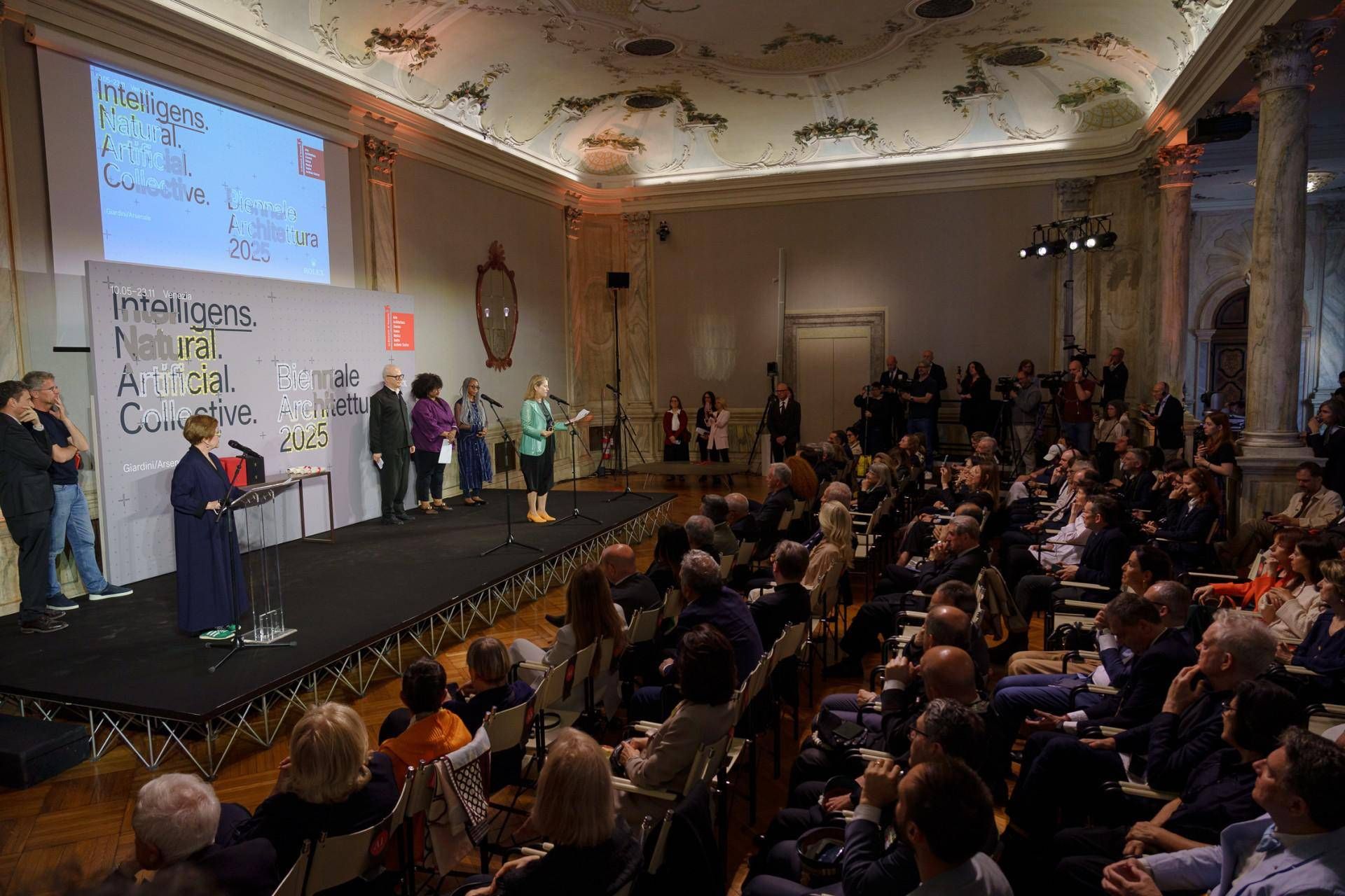 Bienal Mimarisi, Bahreyn'de Ödüller, Holy See ve Büyük Britanya