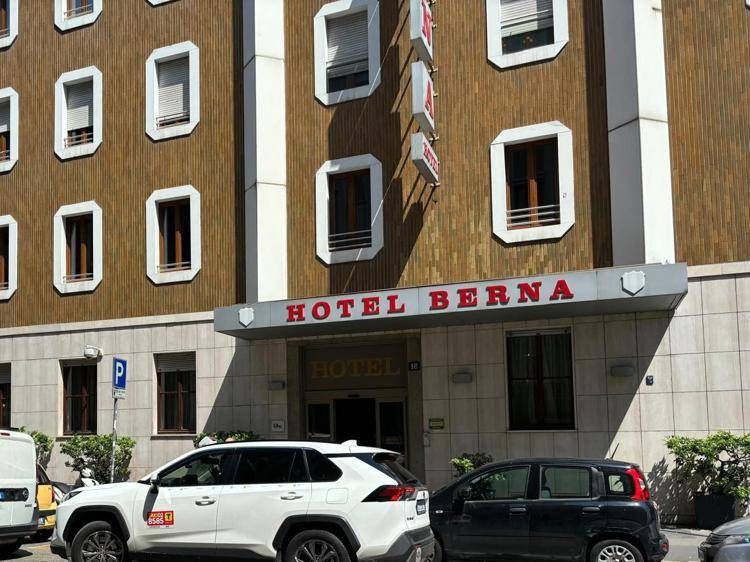 Milano, aggressore in fuga raccontava in tv: "Buon feeling con i colleghi"