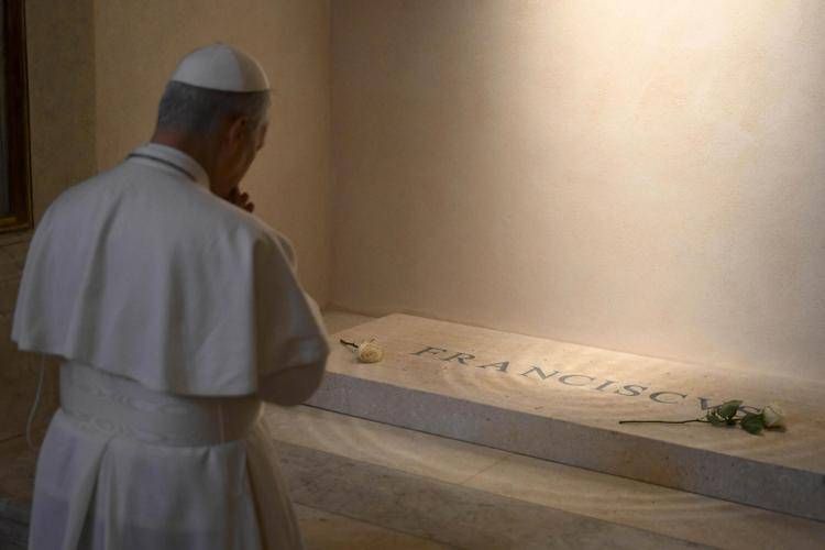 Papa Prevost prega davanti alla tomba di Francesco (Ipa)