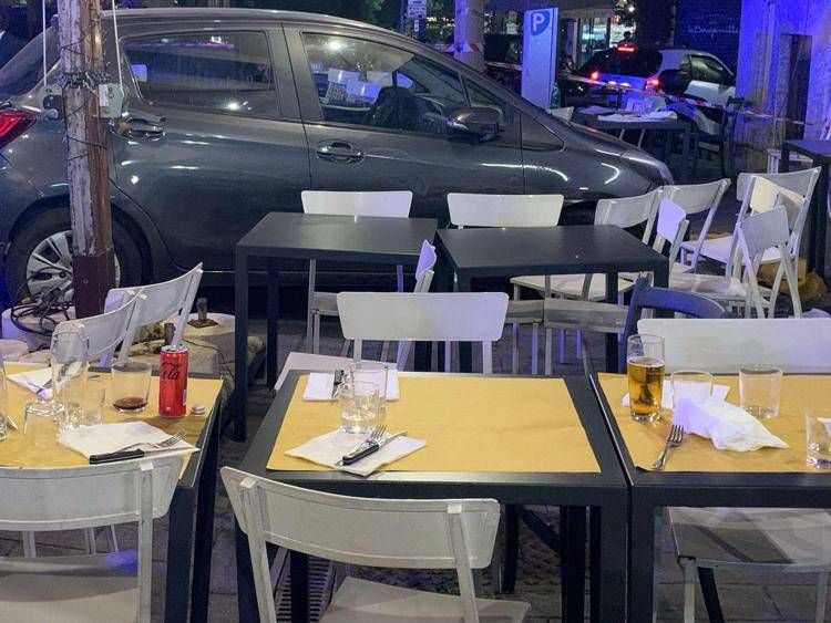 Roma, 86nne travolge in auto tavoli ristorante: sfiorata strage al quartiere Trieste